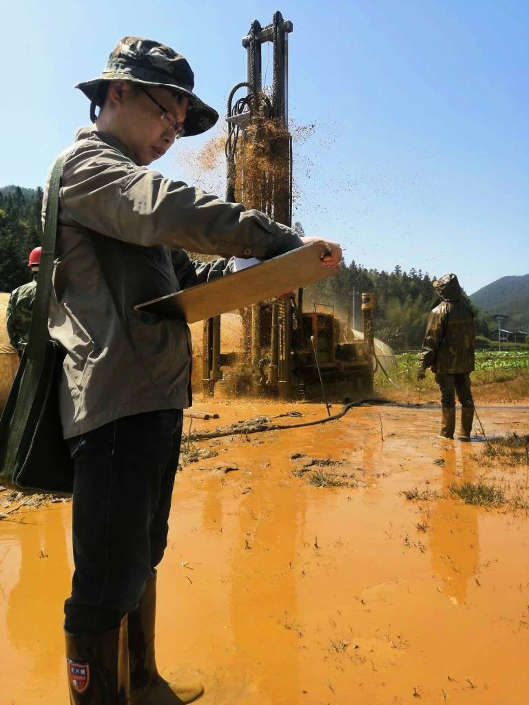 3-闽西队地质技术人员为大田县太华镇缺水村庄施工供水井_768_1024_70.jpg 3-闽西队地质技术人员为大田县太华镇缺水村庄施工供水井_768_1024_70.jpg